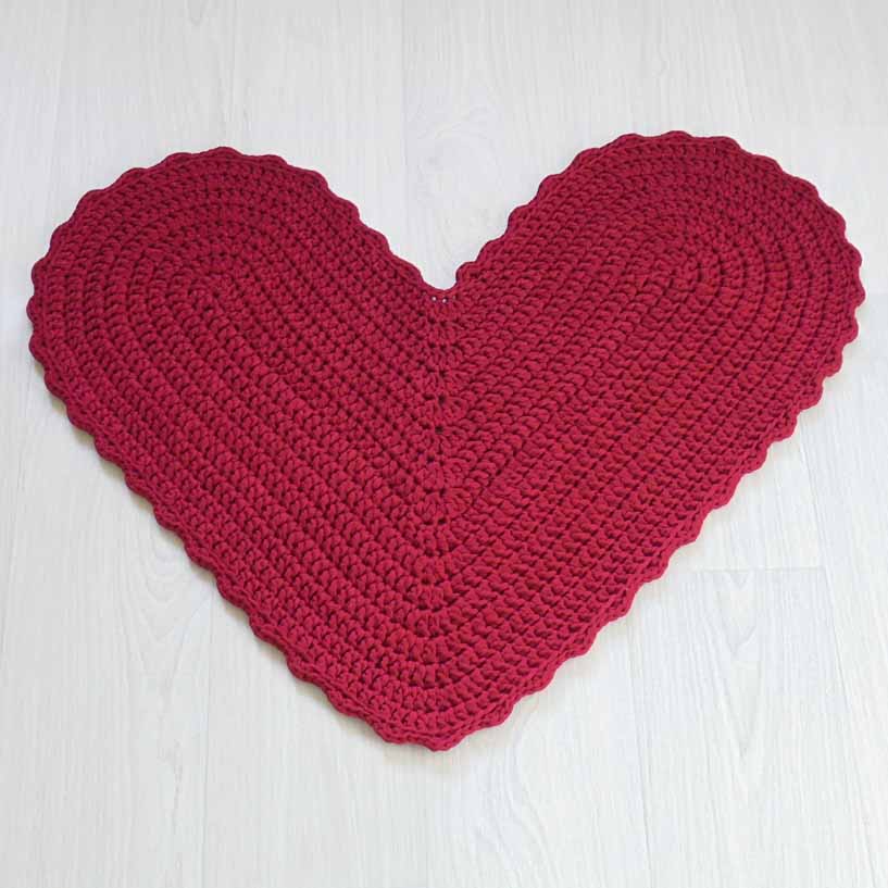 Käsityönä tehty punainen sydänmatto