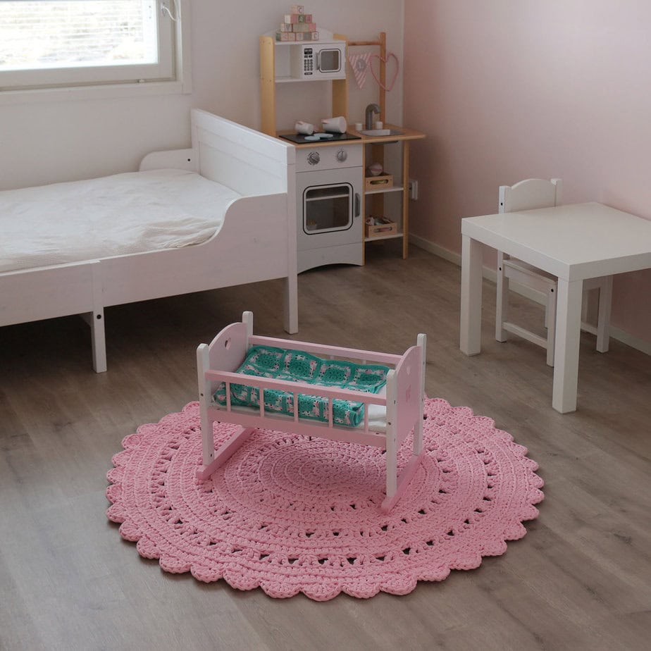 vaaleanpunainen virkattu matto tytön huoneessa