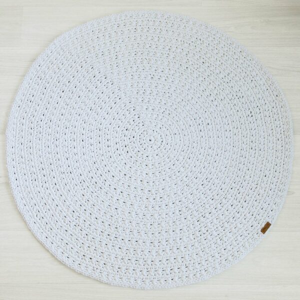 minimalistinen valkoinen virkattu pyöreä matto