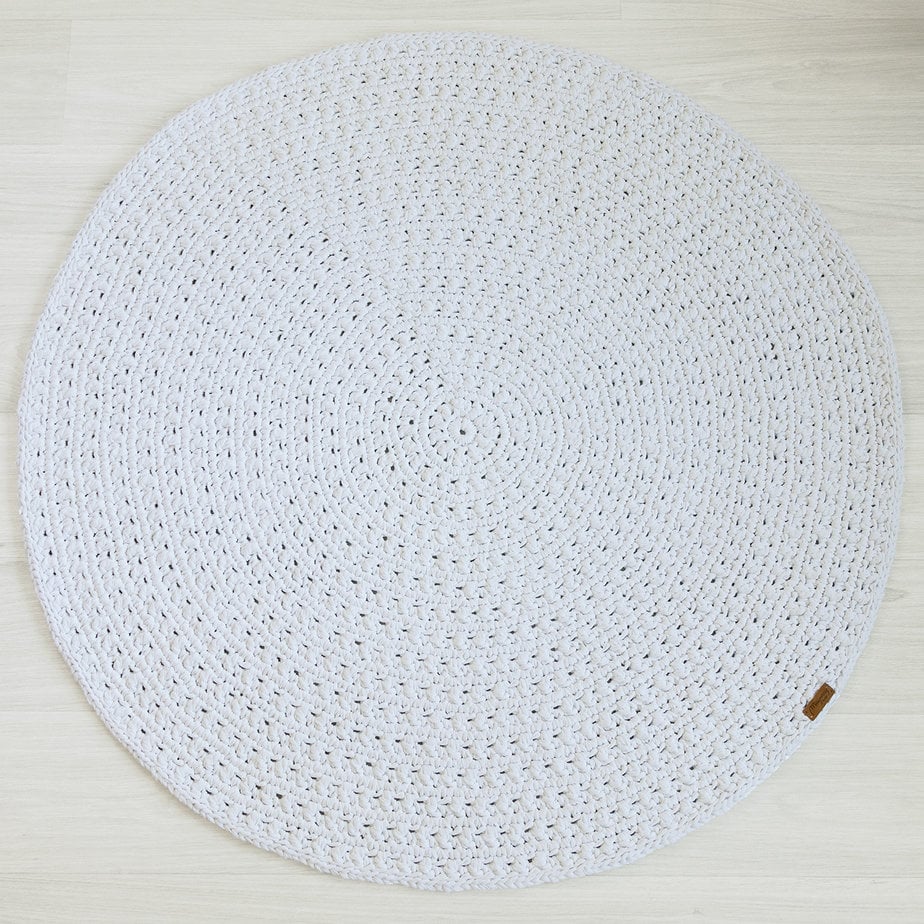minimalistinen valkoinen virkattu pyöreä matto