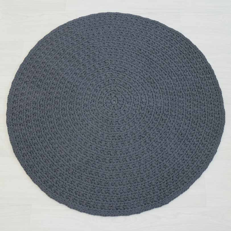 minimalistinen tummanharmaa matto