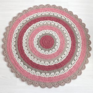 romanttinen roosa virkattu pyöreä matto