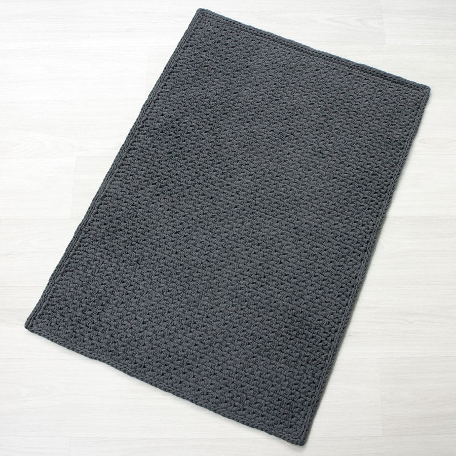 tumman harmaa suorakaide virkattu matto