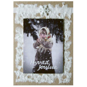huivipäinen tyttö lumisateessa käsintehty joulukortti