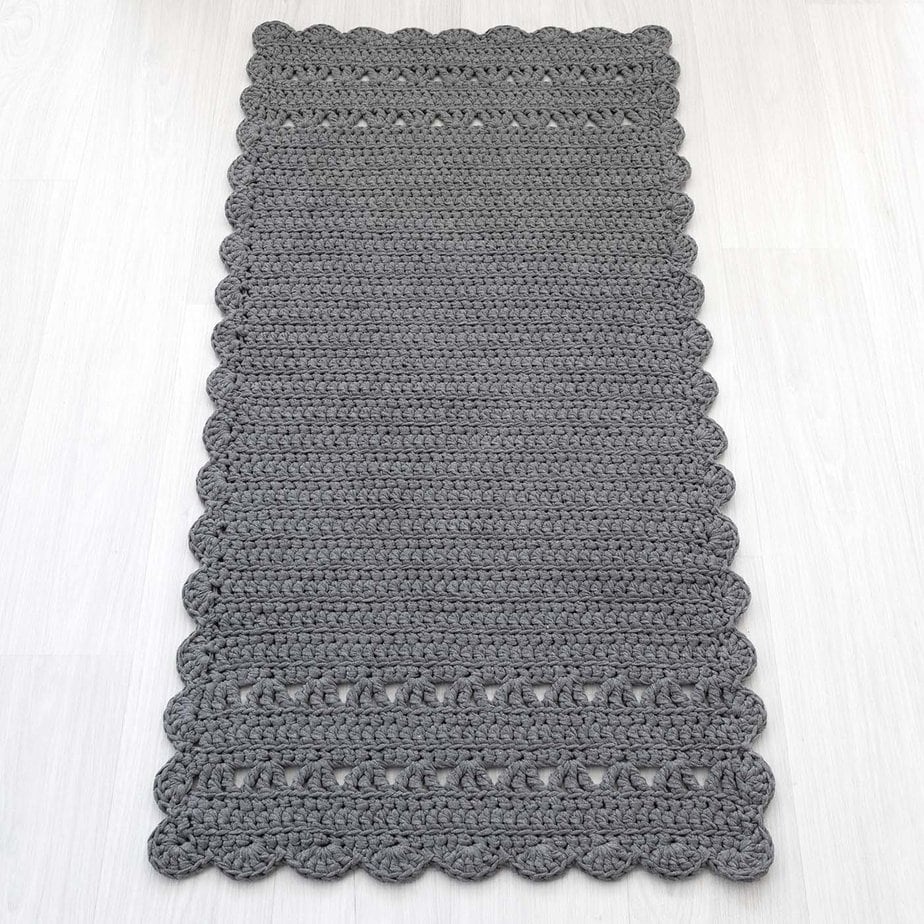 suorakaiteen muotoinen harmaa matto