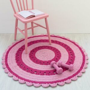 pinkkiraidallinen matto käytössä