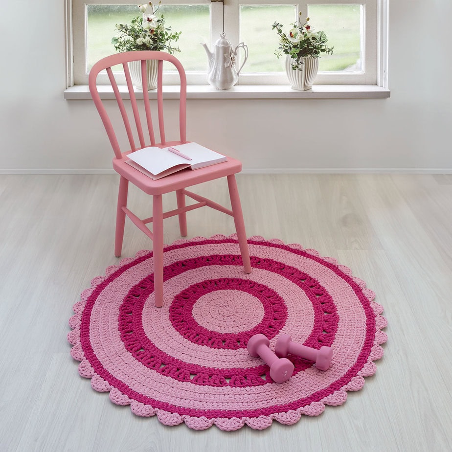 Polkka pinkkiraidallinen matto kesällä
